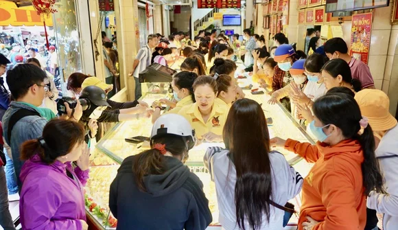 Giá vàng liên tục tăng nóng, Phó thủ tướng yêu cầu không để xảy ra trục lợi, thao túng, làm giá