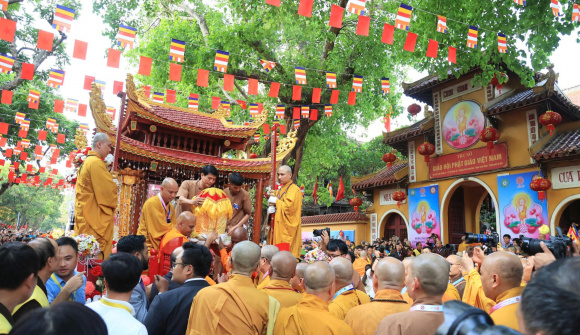 Hàng nghìn phật tử đổ về chùa Quán Sứ chờ chiêm bái xá lợi Đức Phật