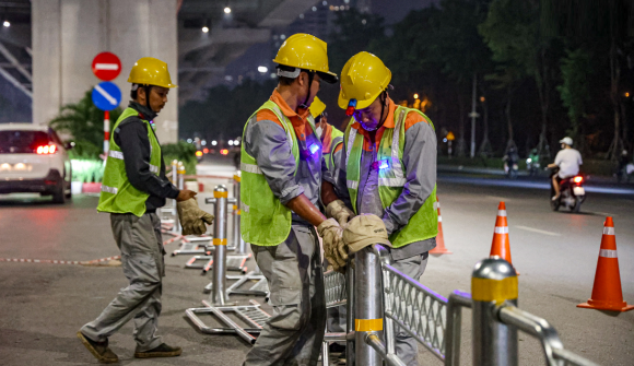 Hà Nội thí điểm phân làn ô tô, xe máy trên tuyến đường Võ Chí Công và Phạm Văn Đồng