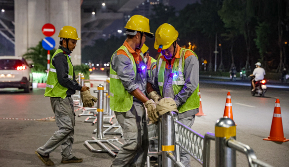 Hà Nội thí điểm phân làn ô tô, xe máy trên tuyến đường Võ Chí Công và Phạm Văn Đồng