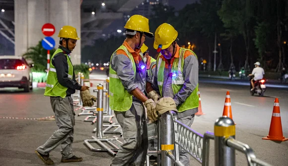 Hà Nội thí điểm phân làn ô tô, xe máy trên tuyến đường Võ Chí Công và Phạm Văn Đồng