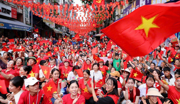 Ngân hàng “rót thêm” tiền, vàng và quà tặng cho người dân liên kết tài khoản an sinh qua VNeID