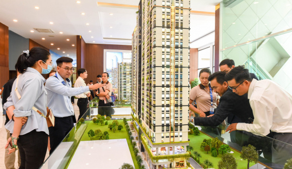 Hiện tượng lạ: Giá nhà tăng gấp ba, thu nhập chỉ gấp đôi, người trẻ lại “đua nhau”… mua nhà