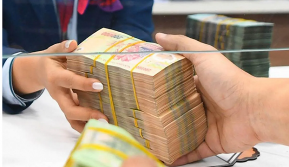 Ngân hàng đồng loạt tăng lãi suất, tặng vàng và tiền mặt hút khách gửi tiết kiệm sau Tết