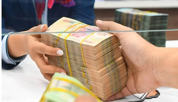 Ngân hàng đồng loạt tăng lãi suất, tặng vàng và tiền mặt hút khách gửi tiết kiệm sau Tết