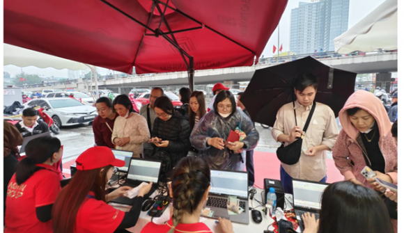 Đội ô từ rạng sáng, người dân xếp hàng mua vàng ngày vía Thần Tài