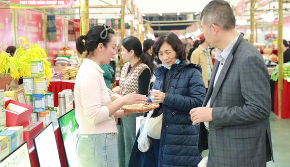 Cuối tuần trẩy hội Bách hoa Bộ hành, thẩm vị đặc sản Tết và mua sắm thả ga ở Hội chợ Mùa Xuân