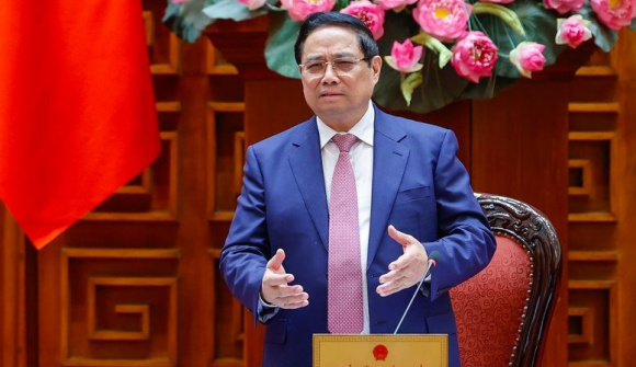 Thủ tướng: Xem xét bố trí ngân sách để hỗ trợ bình ổn giá xăng dầu