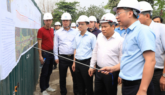 Chủ tịch Hà Nội Vũ Đại Thắng kiểm tra tiến độ hai dự án đầu tư xây dựng cầu Tứ Liên và cầu Trần Hưng Đạo