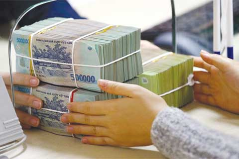 Tiền gửi dân cư lập đỉnh mới, vượt xa tiền gửi tổ chức