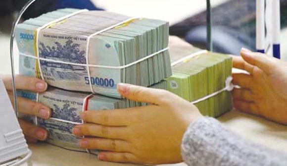 Tiền gửi dân cư lập đỉnh mới, vượt xa tiền gửi tổ chức