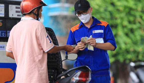 Giá xăng bật tăng trở lại, RON95 lên mức gần 24 đồng/lít