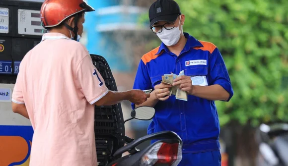Giá xăng bật tăng trở lại, RON95 lên mức gần 24 đồng/lít