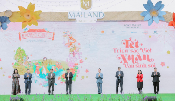 Hàng ngàn lượt khách hào hứng trải nghiệm “Tết triệu sắc Việt, Xuân vạn sinh sôi” trên đường hoa Home Hanoi Xuan 2024