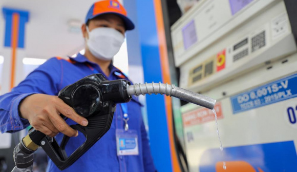 Giá xăng tiếp tục tăng, RON95 lên gần 25 nghìn đồng/lít