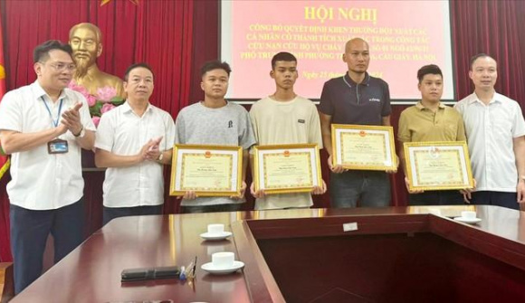 Khen thưởng 4 công dân cứu người trong vụ cháy tại quận Cầu Giấy