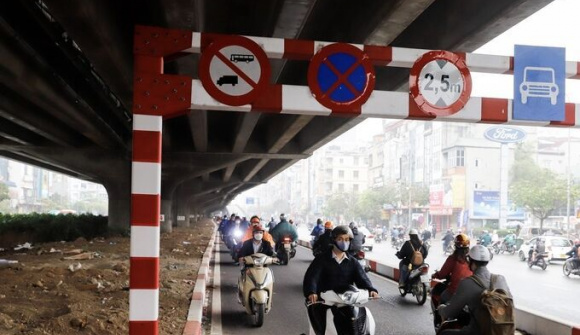 Nhan nhản xe máy đi ngược chiều tại đường Nguyễn Xiển mở rộng trong ngày đầu đưa vào sử dụng
