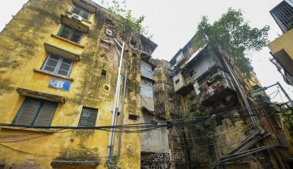 Nguy hiểm “rình rập” tại khu tập thể xuống cấp nghiêm trọng giữa lòng Thủ đô