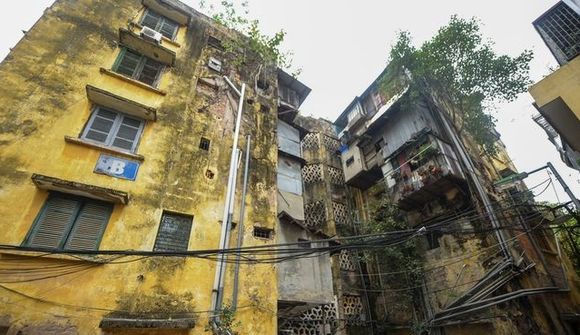 Nguy hiểm “rình rập” tại khu tập thể xuống cấp nghiêm trọng giữa lòng Thủ đô