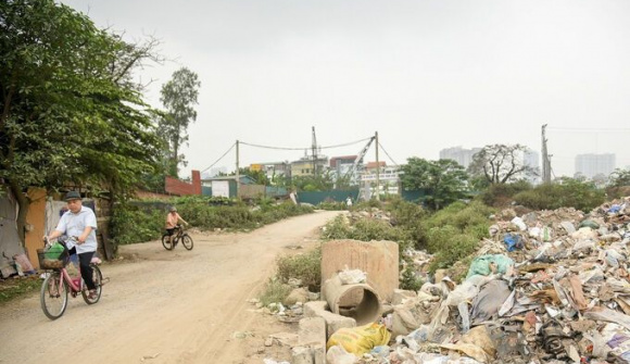 Khổ sở với con đường xuống cấp, ngập ngụa rác thải giữa lòng Thủ đô