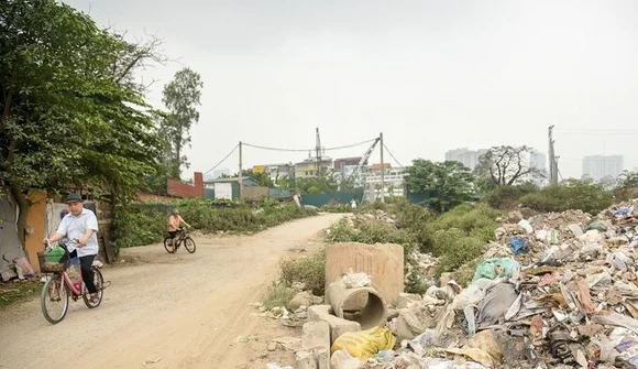 Khổ sở với con đường xuống cấp, ngập ngụa rác thải giữa lòng Thủ đô