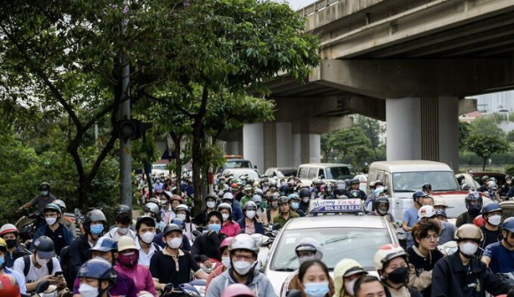 Người dân về quê nghỉ lễ, cửa ngõ Thủ đô ùn ứ kéo dài