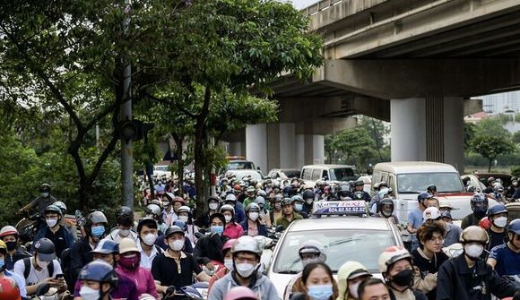 Người dân về quê nghỉ lễ, cửa ngõ Thủ đô ùn ứ kéo dài