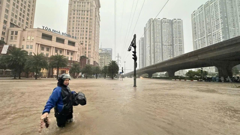 Nhìn gần loạt cao ốc, chung cư hạng sang hóa “đảo nổi” giữa biển nước mưa ngập mênh mông ở Hà Nội