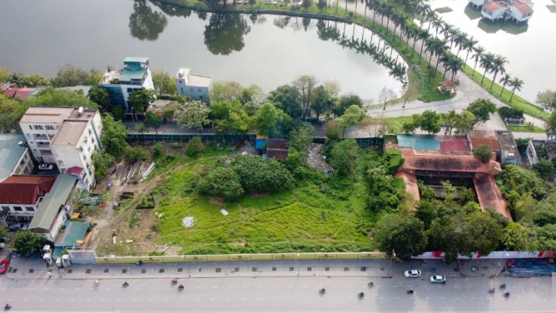 “Đất vàng” sát Hồ Tây quây tôn bỏ hoang nhiều năm gây bức xúc, Hà Nội nói gì?