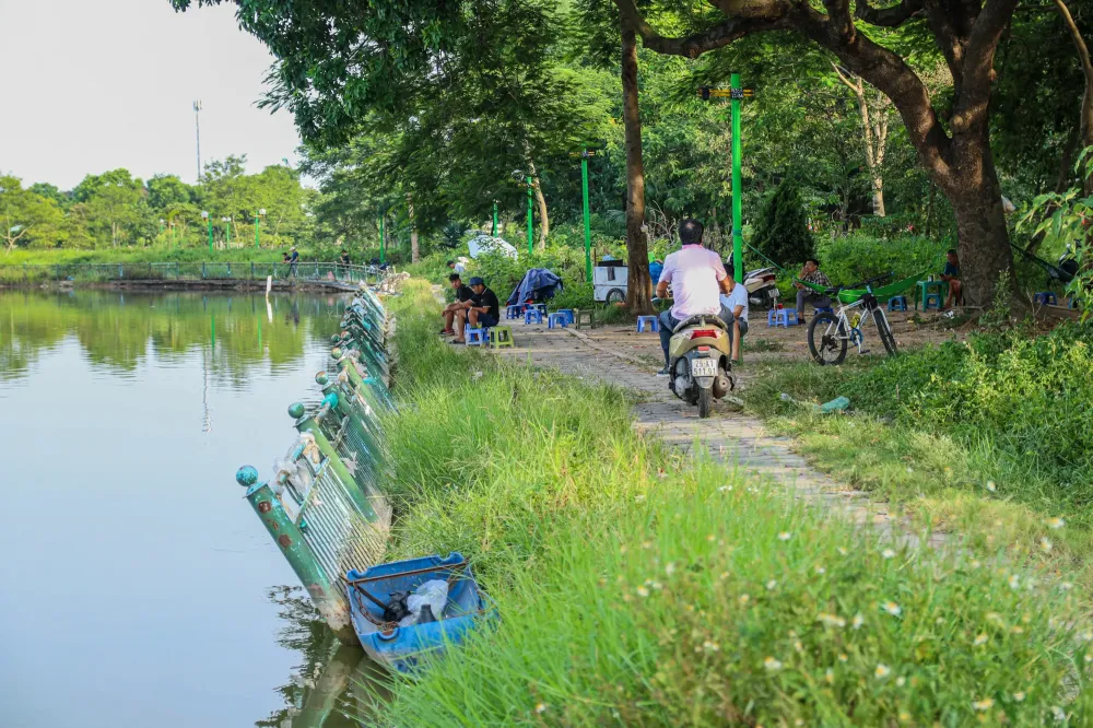 Công viên 16 ha ở Hà Nội bỏ hoang thành nơi trồng rau, đánh cá - Ảnh 4.