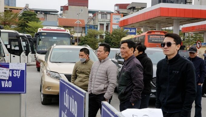 Nhiều người tới đăng kiểm tại đây cho biết, phải xếp hàng từ nửa đêm, đến giờ là 10h sáng mới được vào làm thủ tục đăng kiểm.