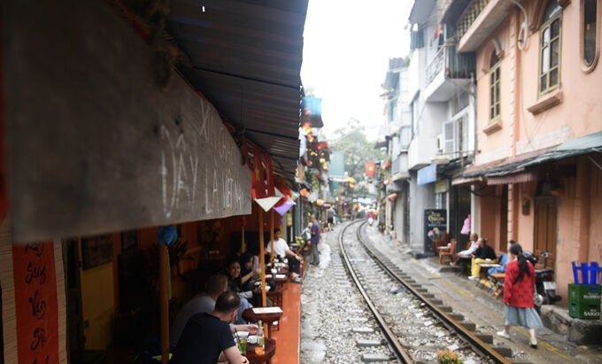 Tuy nhiên phía bên trong, bằng cách nào đó một số du khách đã vào được.