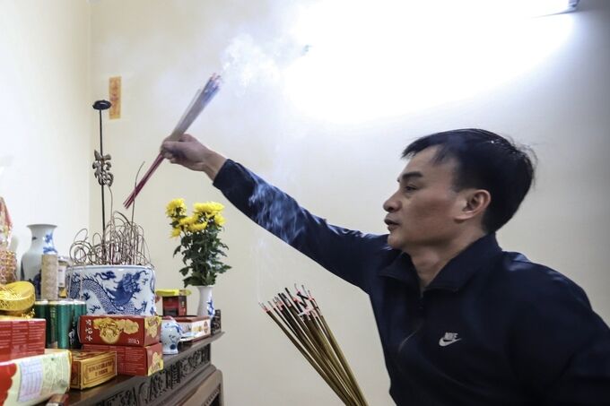 Anh Nguyễn Quốc Chính thắp ngay lên bàn thờ nhà mình cho biết: 