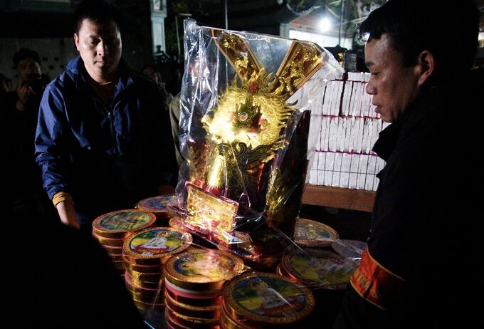 Đúng 21h đêm 11 tháng Giêng, toàn bộ vàng mã do người dân cúng lễ từ ngày mùng 6 khai hội được đưa ra trước sân Đình.