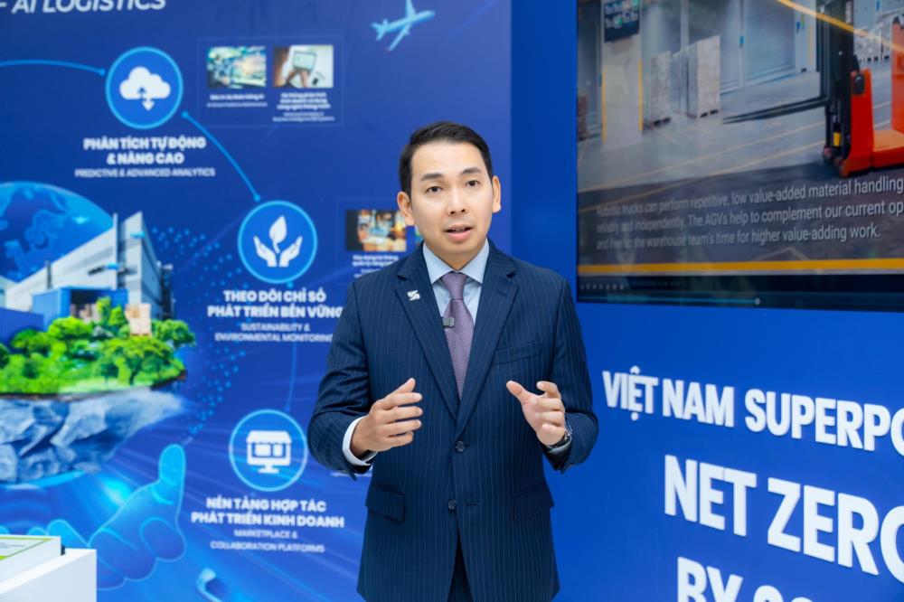 Tiến sĩ Yap Kwong Weng, CEO Việt Nam SuperPort™  thuyết trình về tương lai “siêu cảng”