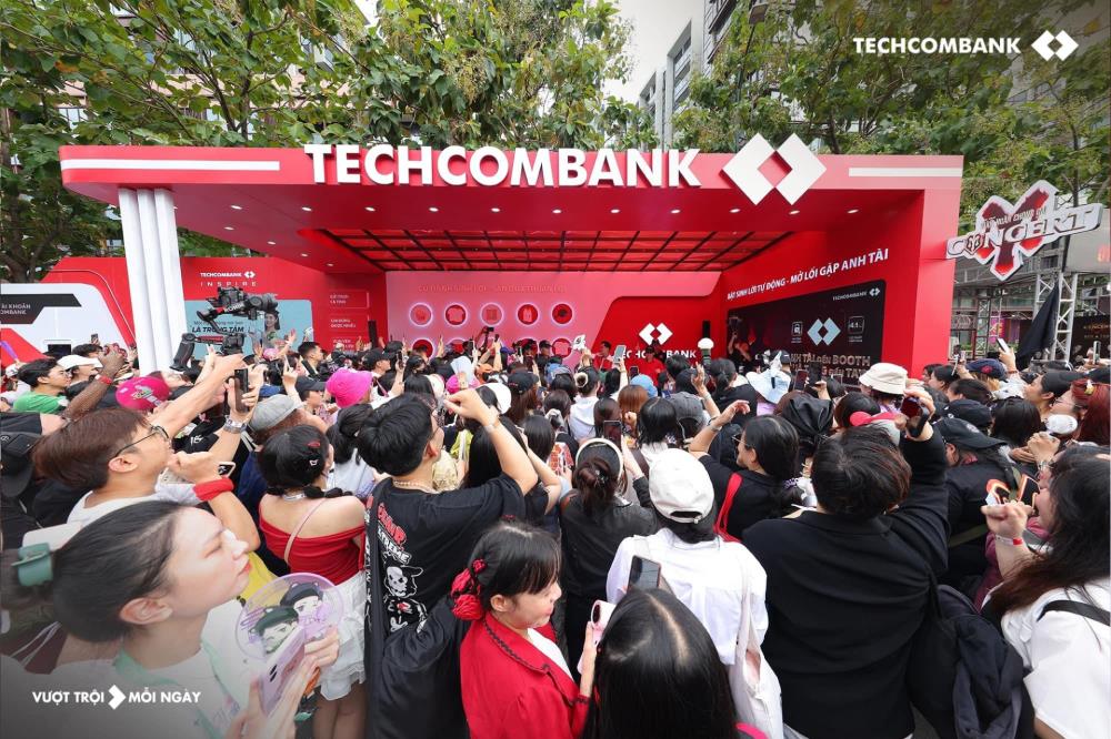 Khán giả có trải nghiệm bất ngờ và náo nhiệt tại booth Techcombank