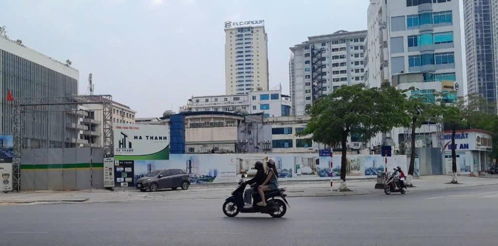 Hồ Tùng Mậu Tower là một trong những mảnh đất vàng hiếm hoi còn lại trong nội đô Hà Nội và sở hữu 2 mặt tiền khá đắc địa khi nằm ngay ngã tư Hồ Tùng Mậu - Lê Đức Thọ, quận Nam Từ Liêm, Hà Nội.