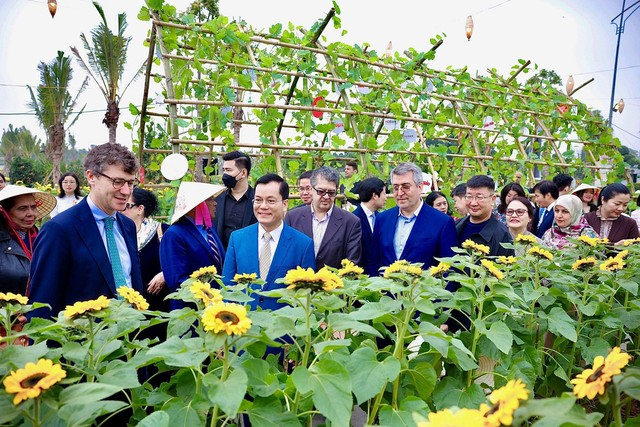 Hàng ngàn lượt khách hào hứng trải nghiệm “Tết triệu sắc Việt, Xuân vạn sinh sôi” trên đường hoa Home Hanoi Xuan 2024- Ảnh 3.