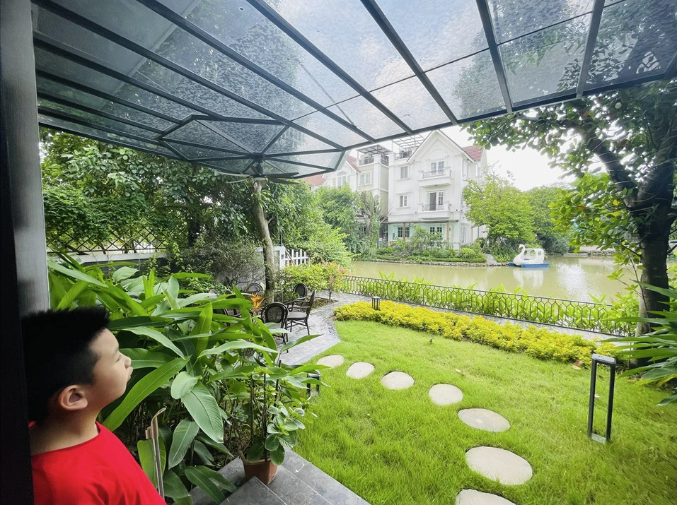 Phần sân sau rộng, có mái che, view nhìn ra hồ