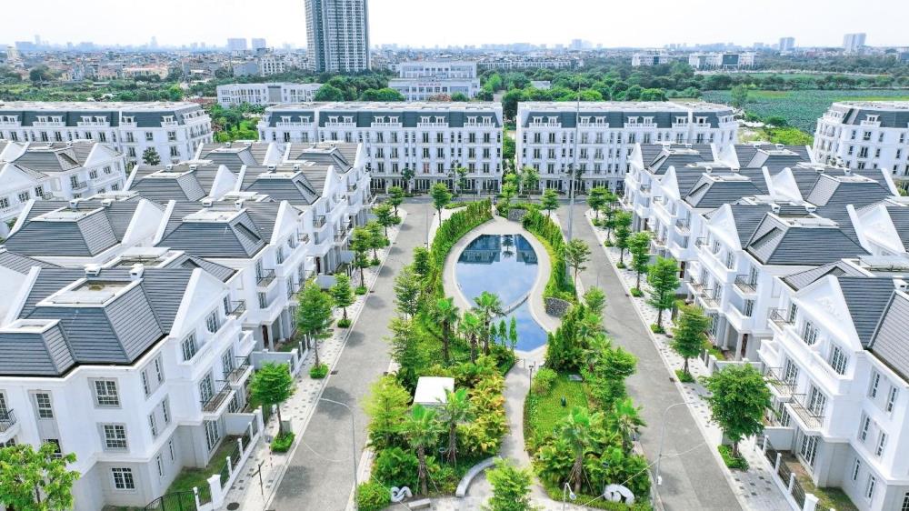 Về biệt thự, Eurowindow Twin Parks có tất cả 96 lô, 100% là biệt thự song lập, diện tích đất từ 192.5 - 224.6 m2, chiều cao 3 tầng, mật độ xây dựng 50 – 60%. Các căn biệt thự ở Eurowindow Twin Parks được thiết kế theo phong cách kiến trúc Hy Lạp. Không gian nhà sắp xếp linh hoạt, dễ dàng bố trí các phòng chức năng. Chủ đầu tư còn khéo léo đặt ẩn các điều hòa trong logia, trang bị vách kính trên mái giúp ngăn bụi và đón ánh sáng khắp căn nhà.