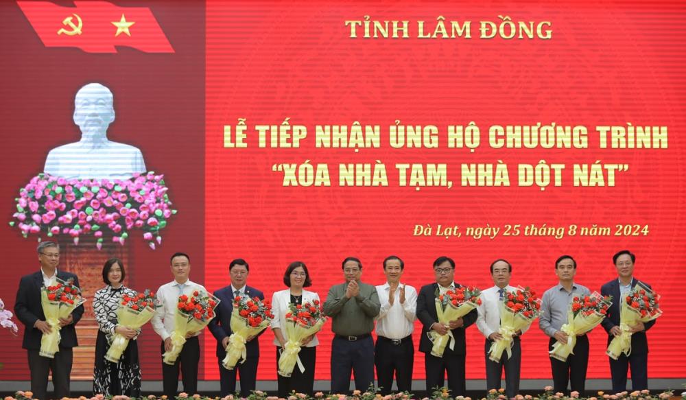 Thủ tướng Phạm Minh Chính và Quyền Bí thư Tỉnh ủy Lâm Đồng Nguyễn Thái Học trao hoa cảm ơn cho đại diện các doanh nghiệp.