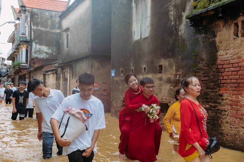 Hình ảnh chú rể cổng cô dâu trong đám rước ở Bắc Ninh.