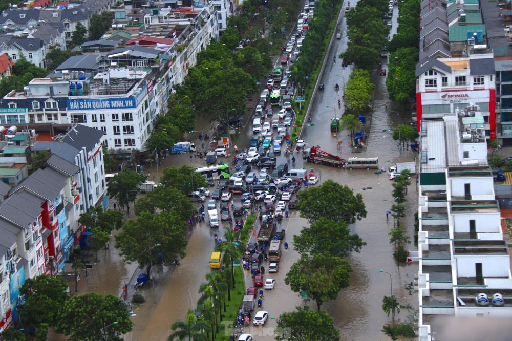 Nhiều tuyến đường của Hà Nội thường ngập sâu sau khi mưa lớn. (Ảnh: Tiền Phong)