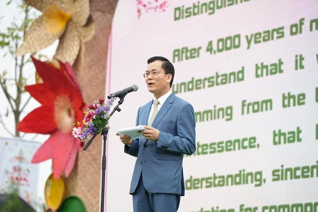 Hàng ngàn lượt khách hào hứng trải nghiệm “Tết triệu sắc Việt, Xuân vạn sinh sôi” trên đường hoa Home Hanoi Xuan 2024- Ảnh 2.